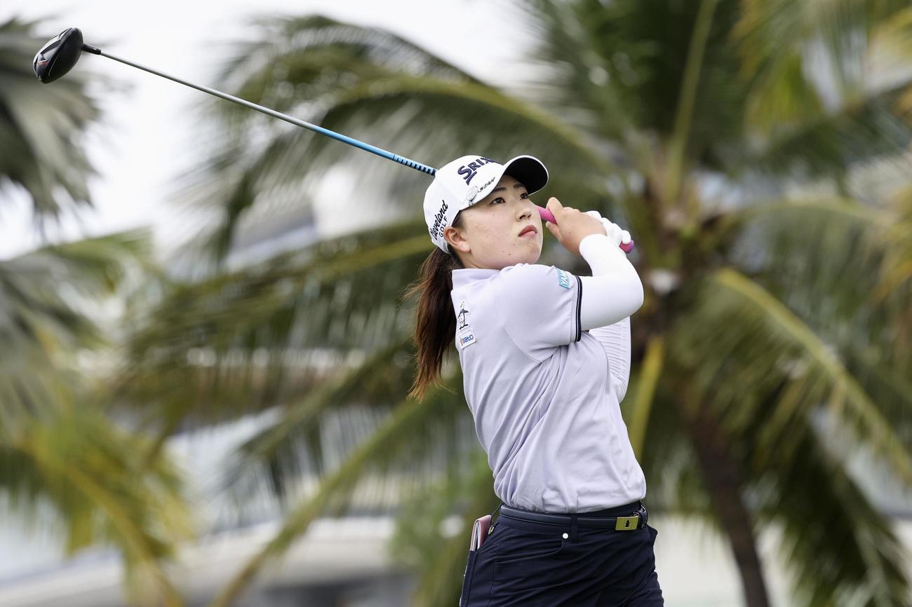 米女子ゴルフ、ブルーベイLPGAの最終ラウンドでティーショットを放つ竹田麗央。本格参戦1年目で優勝を飾った＝9日、中国・海南島のブルーベイGC（ゲッティ＝共同）