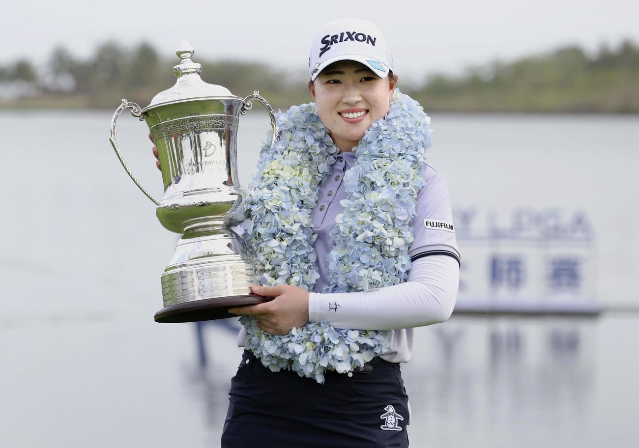 米女子ゴルフのブルーベイLPGAで優勝し、トロフィーを手に笑顔の竹田麗央＝9日、中国・海南島のブルーベイGC（ゲッティ＝共同）