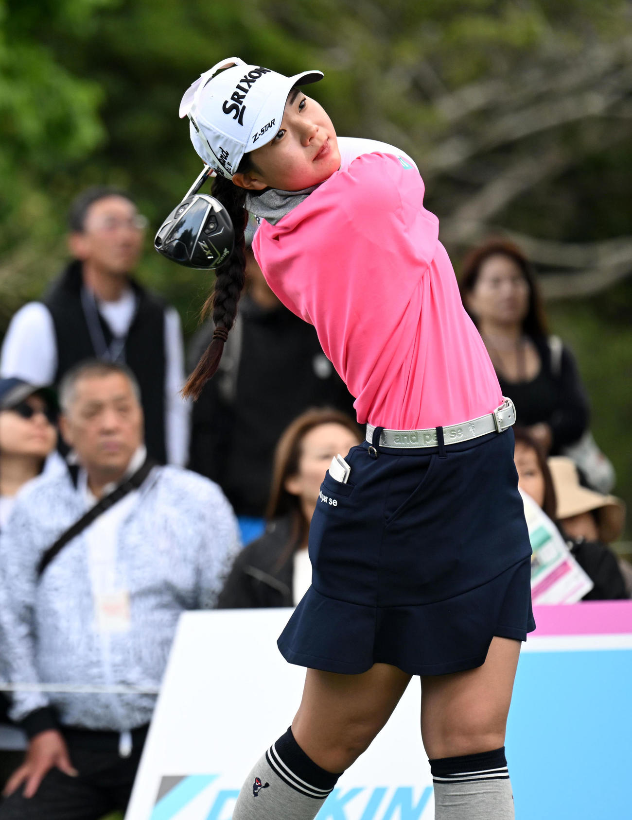 15番、ティーショットを放つ菅（撮影・前岡正明）