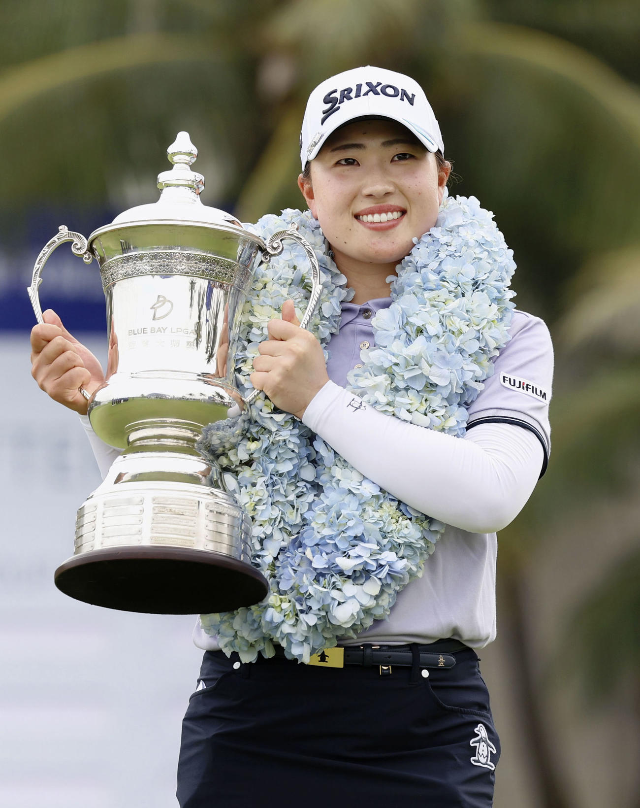 米女子ゴルフのブルーベイLPGAで優勝し、トロフィーを手に笑顔の竹田麗央＝9日、中国・海南島のブルーベイGC（ゲッティ＝共同）