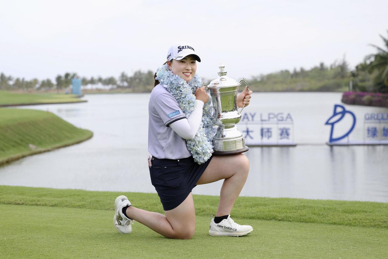通算17アンダーで優勝し、トロフィーを手にポーズをとる竹田麗央＝ブルーベイGC（ゲッティ＝共同）