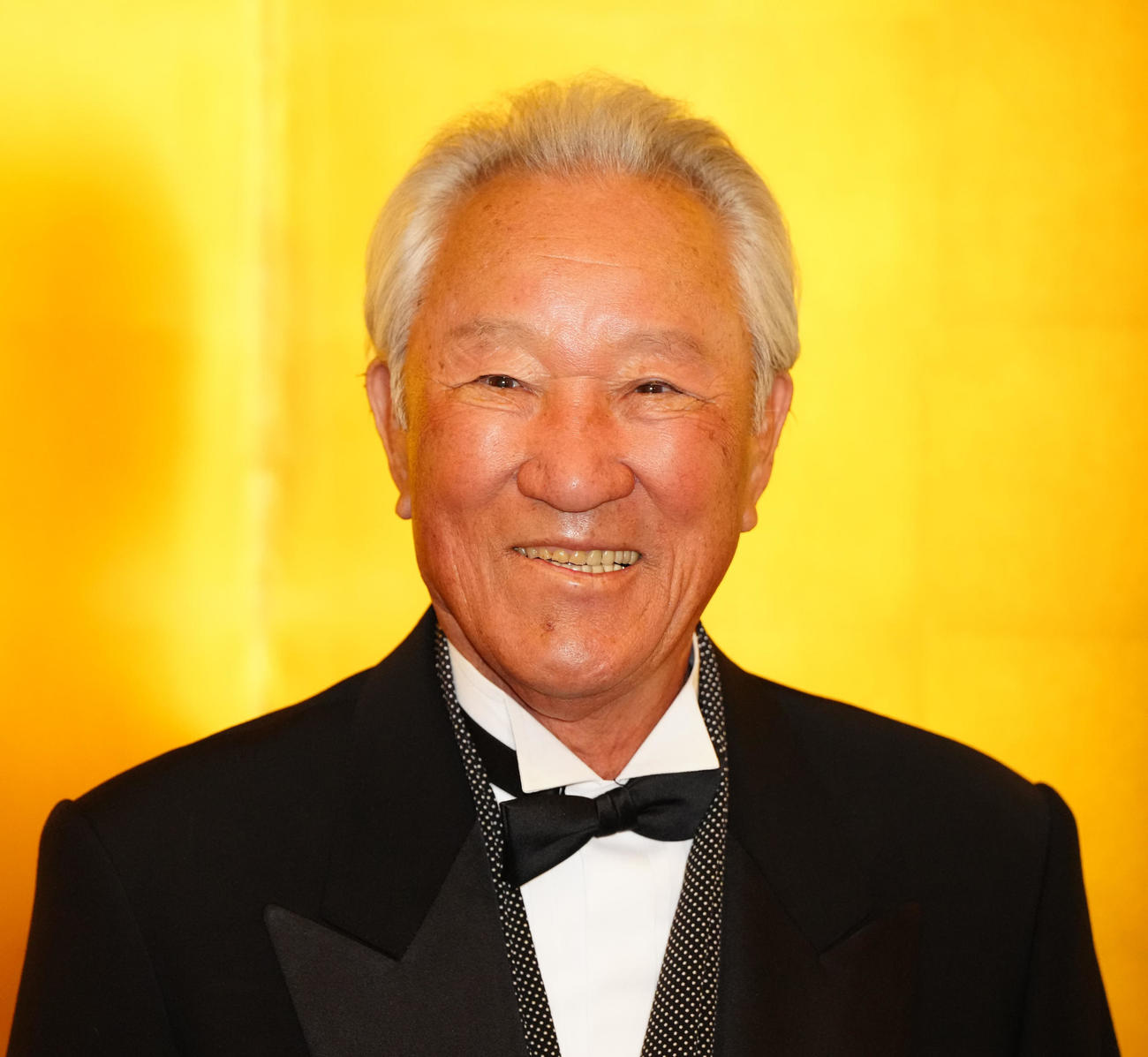 文化功労者顕彰を祝う会の前に取材に応じ、笑顔を見せる青木（撮影・江口和貴）