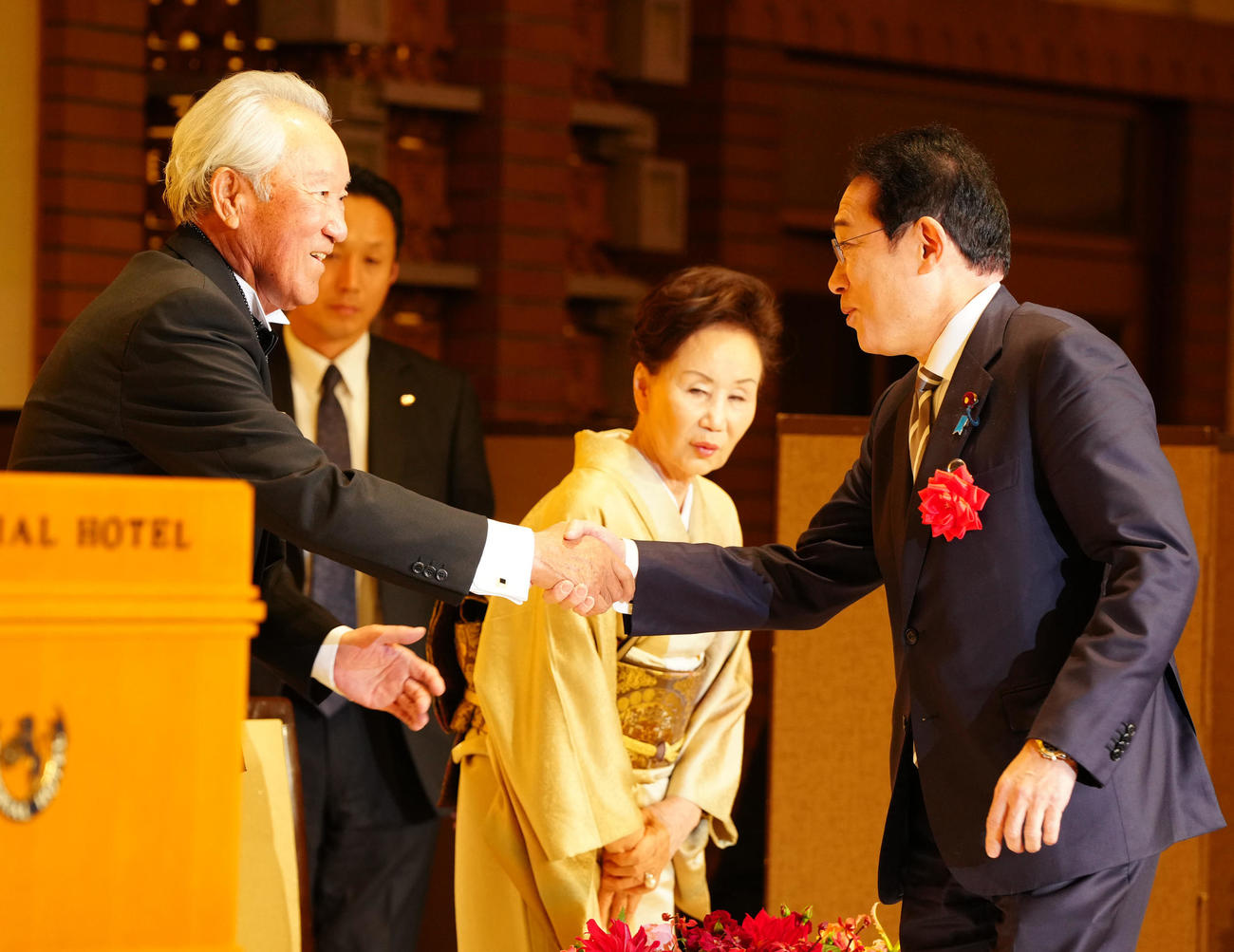 文化功労者顕彰を祝う会で岸田文雄前首相（右）と握手を交わす青木（撮影・江口和貴）