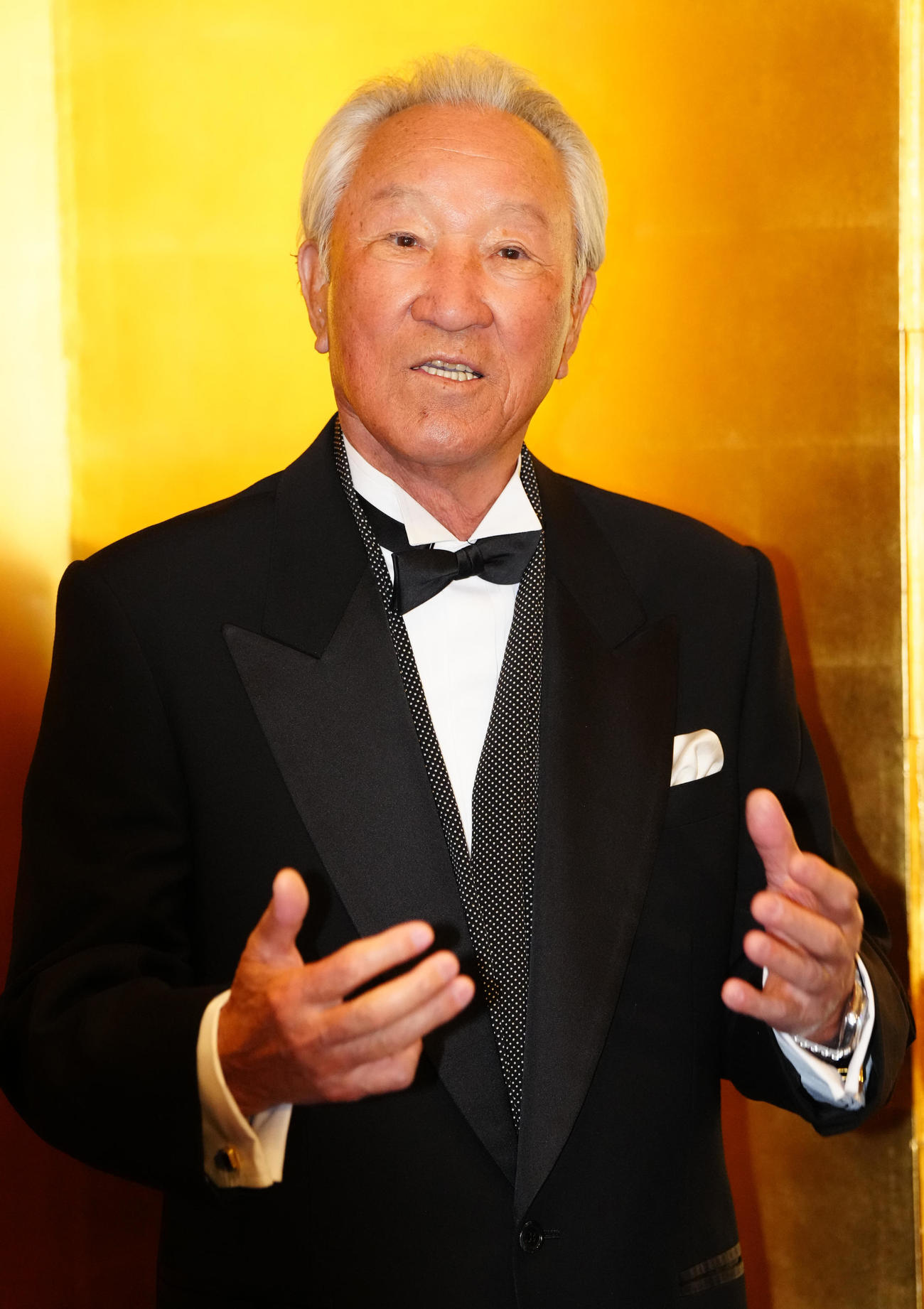 文化功労者顕彰を祝う会の前に取材に応じる青木（撮影・江口和貴）