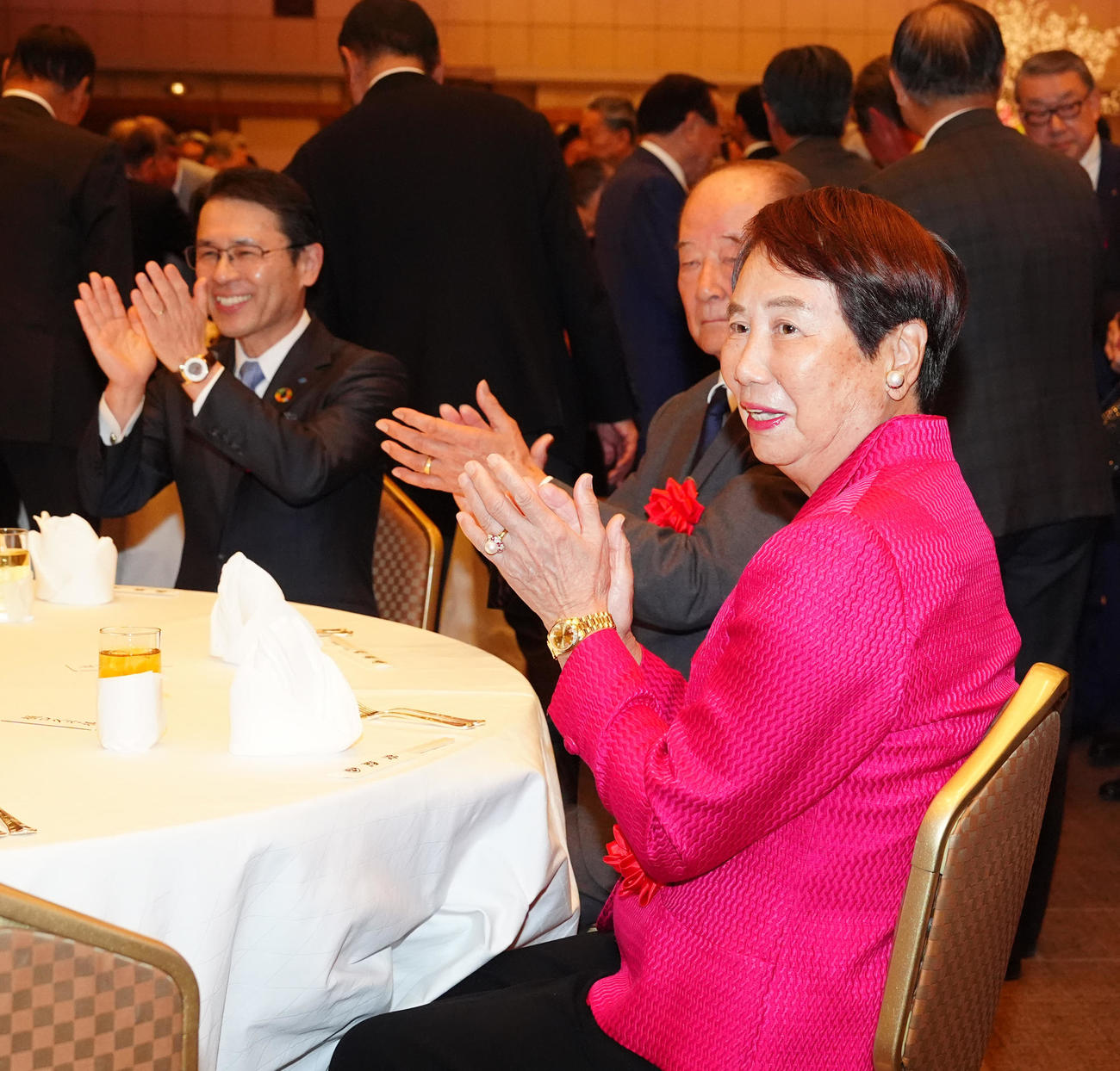 青木の文化功労者顕彰を祝う会に出席する樋口久子氏（右）（撮影・江口和貴）