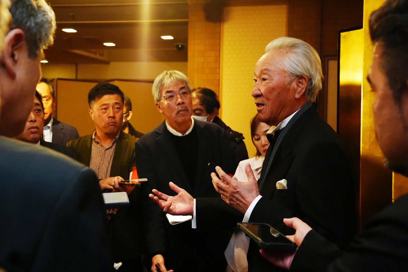 文化功労者顕彰を祝う会の前に取材に応じる青木（右）（撮影・江口和貴）