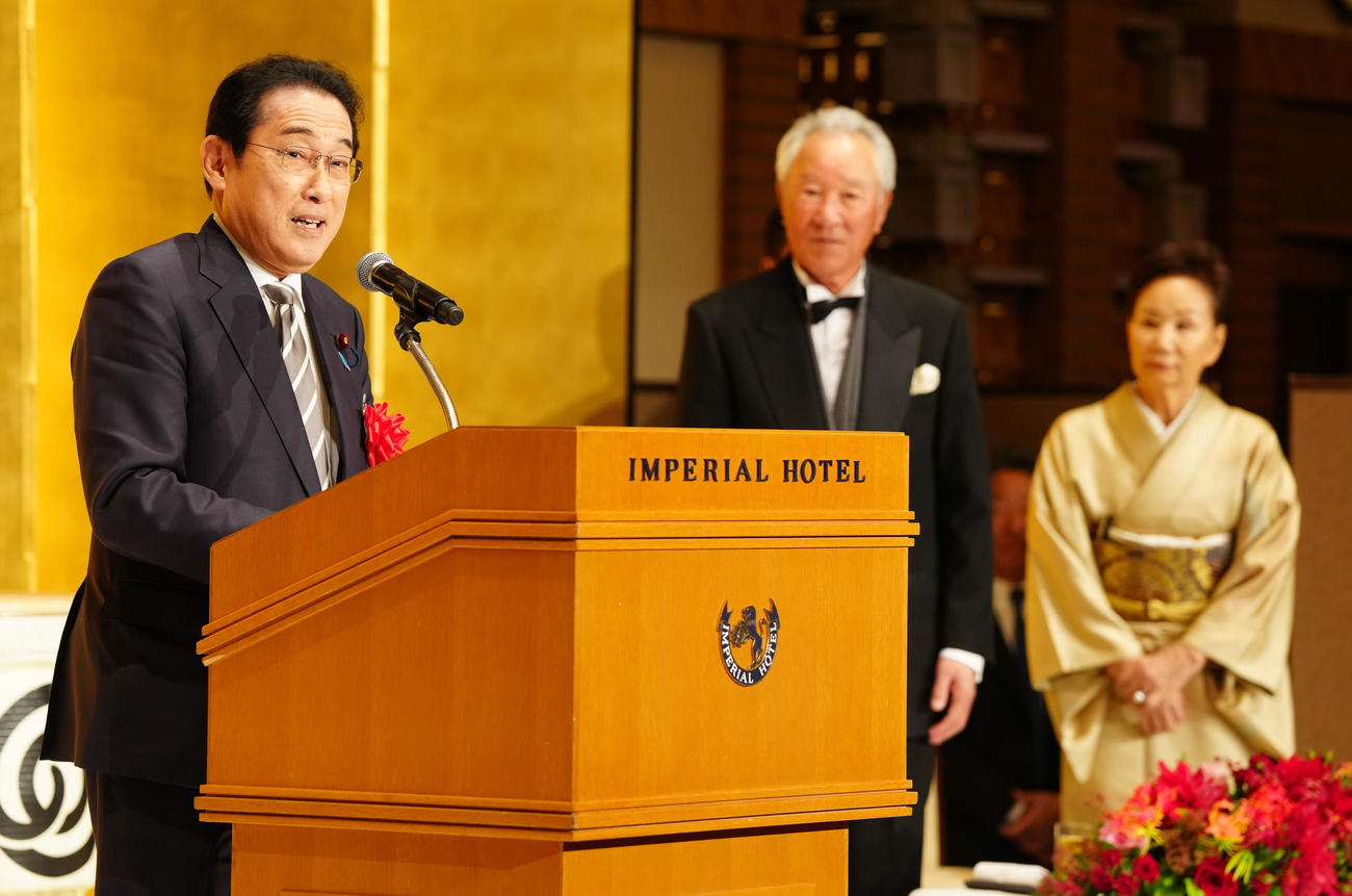 青木功の文化功労者顕彰を祝う会であいさつする岸田文雄前首相（左）（撮影・江口和貴）