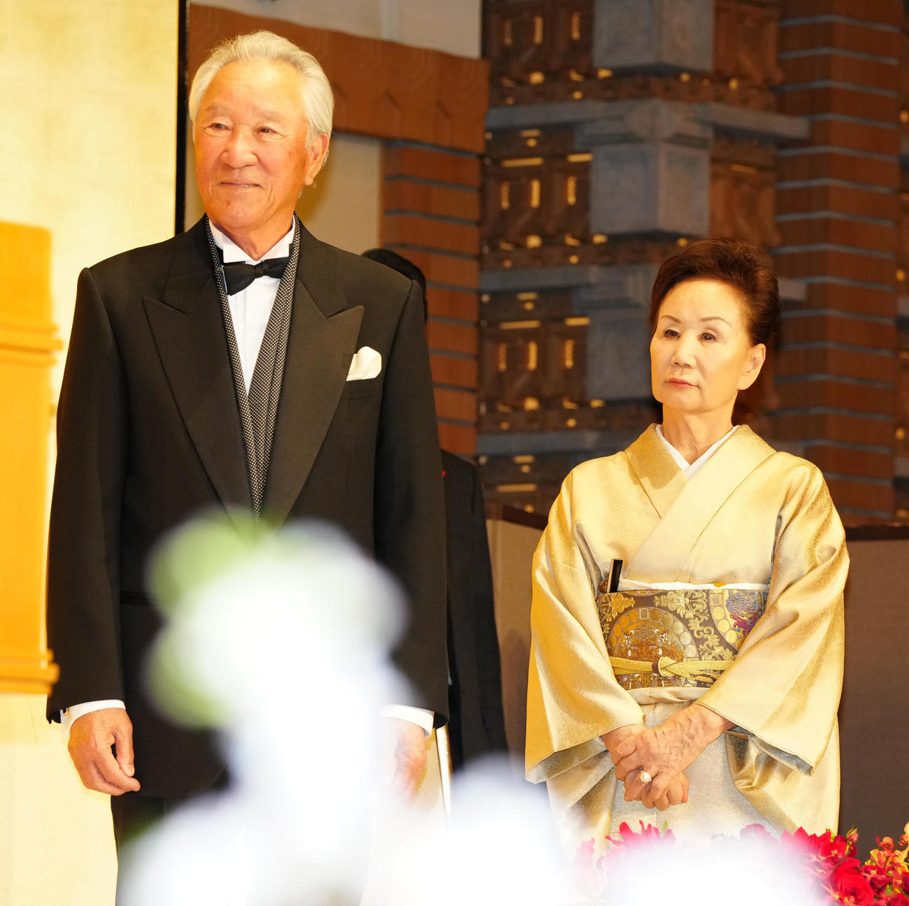 文化功労者顕彰を祝う会に臨む青木（左）とチエ夫人（撮影・江口和貴）