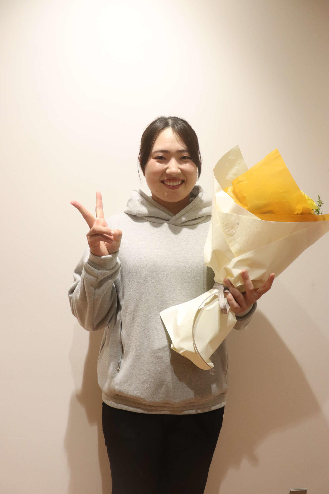 米女子ツアーで初優勝し帰国した竹田麗央は花束を贈呈されVサイン