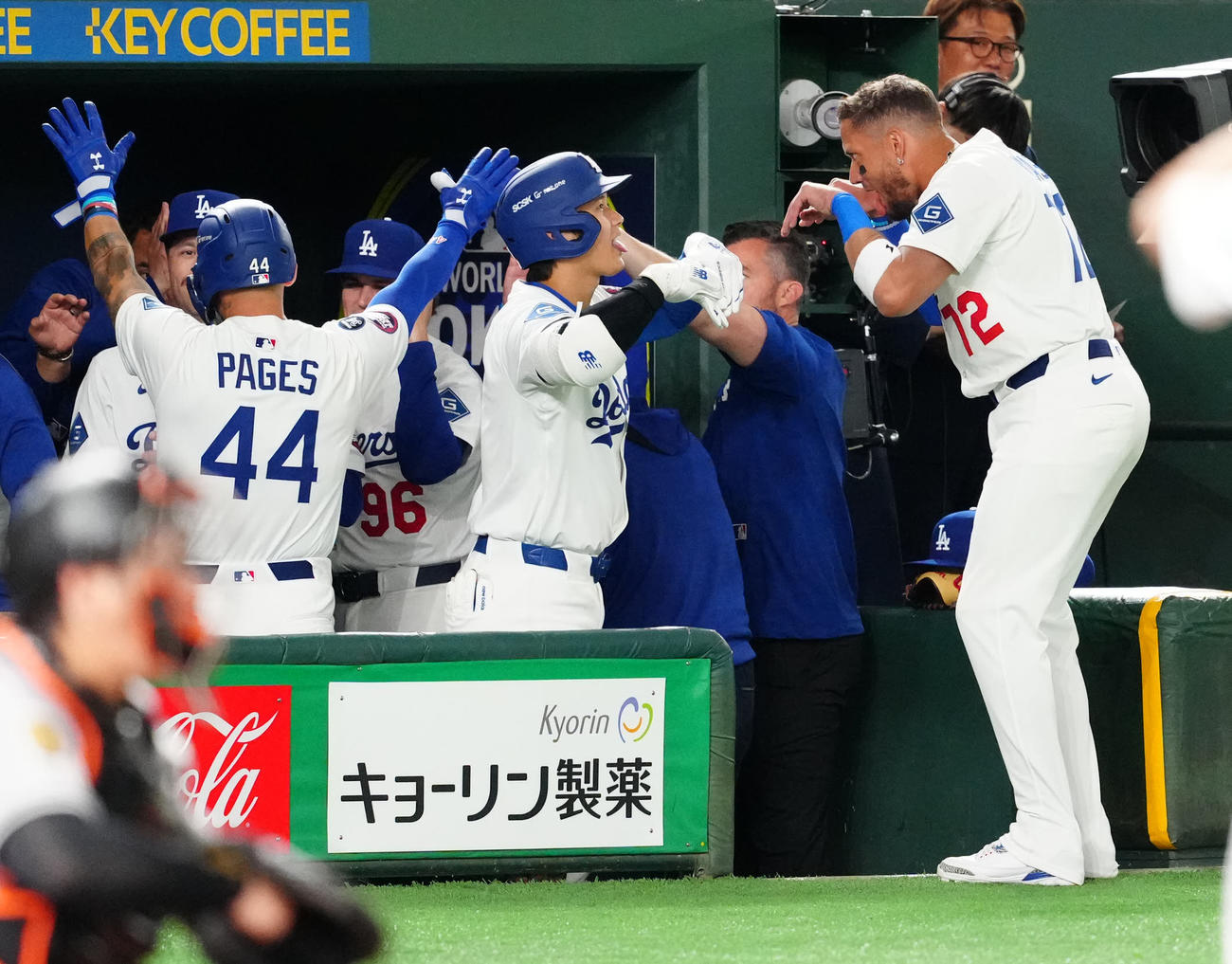 巨人対ドジャース　3回表ドジャース無死二塁、2点本塁打を放ち、ロハス（右）とポーズを決める大谷（撮影・江口和貴）