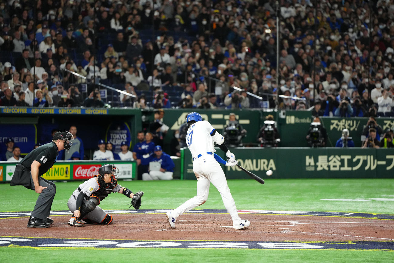 巨人対ドジャース　3回表ドジャース無死二塁、2点本塁打を放つ大谷（撮影・江口和貴）