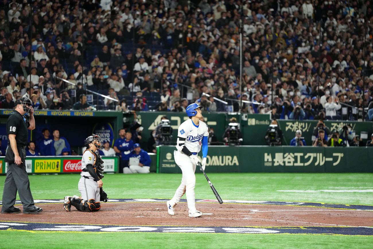 巨人対ドジャース　3回表ドジャース無死二塁、2点本塁打を放つ大谷（撮影・江口和貴）