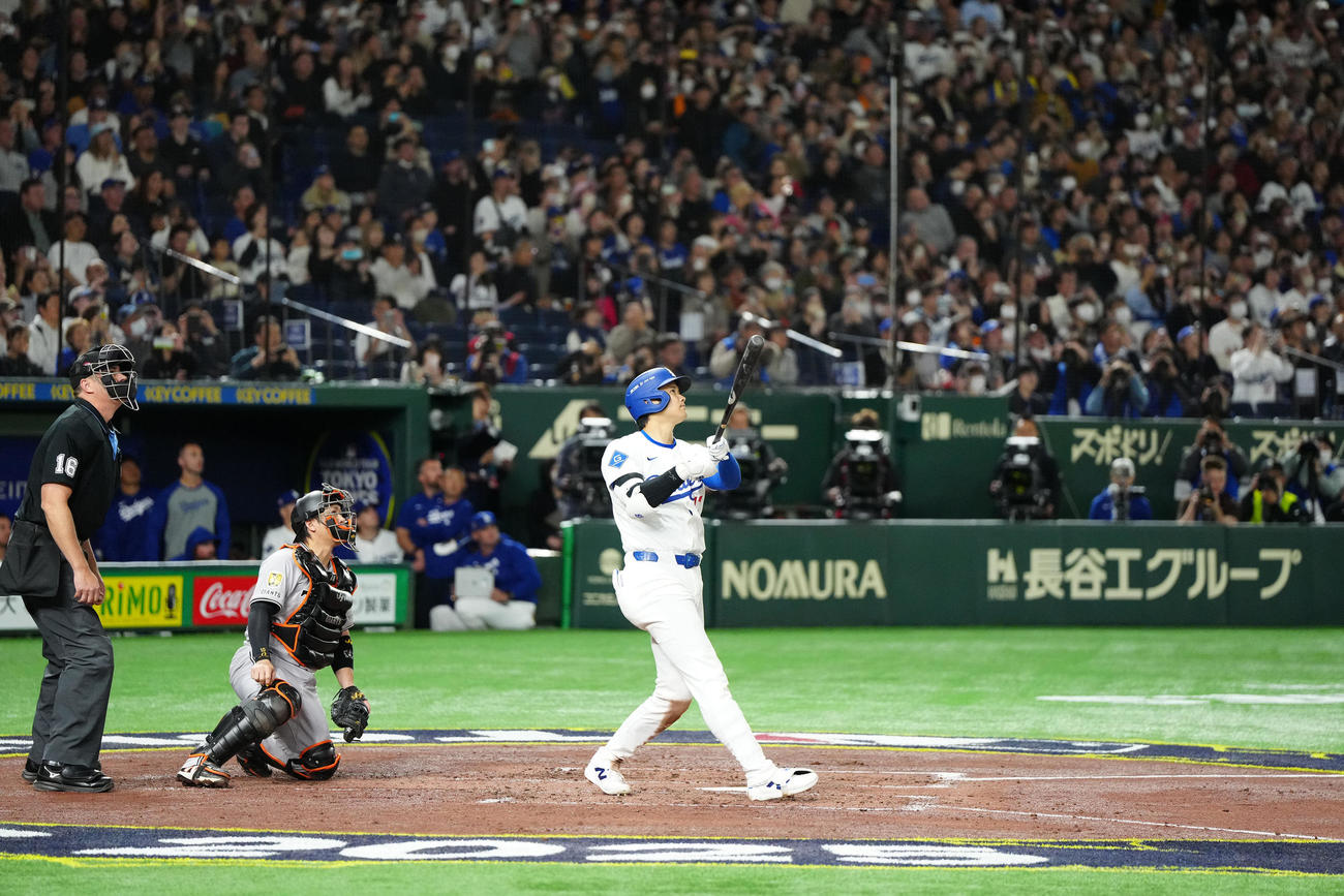 巨人対ドジャース　3回表ドジャース無死二塁、2点本塁打を放つ大谷（撮影・江口和貴）