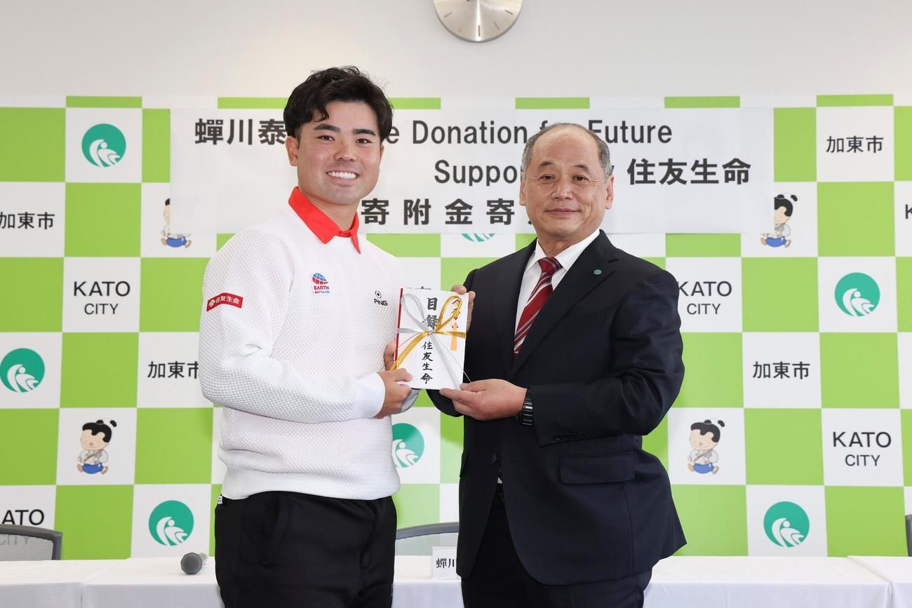 寄付金贈呈式に出席した左から蝉川泰果、兵庫県加東市の岩根正市長（住友生命提供）