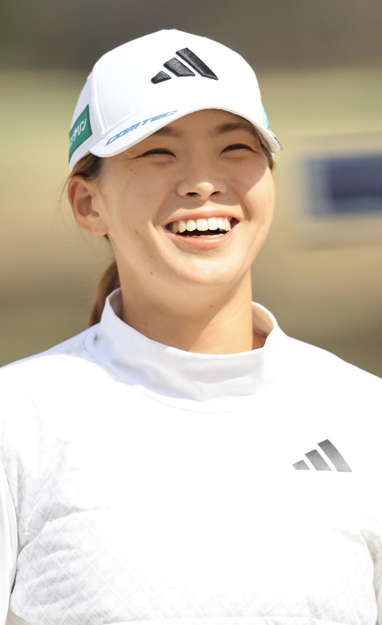 SMBCレディース練習日、笑顔を見せる渋野(撮影・浅見桂子)