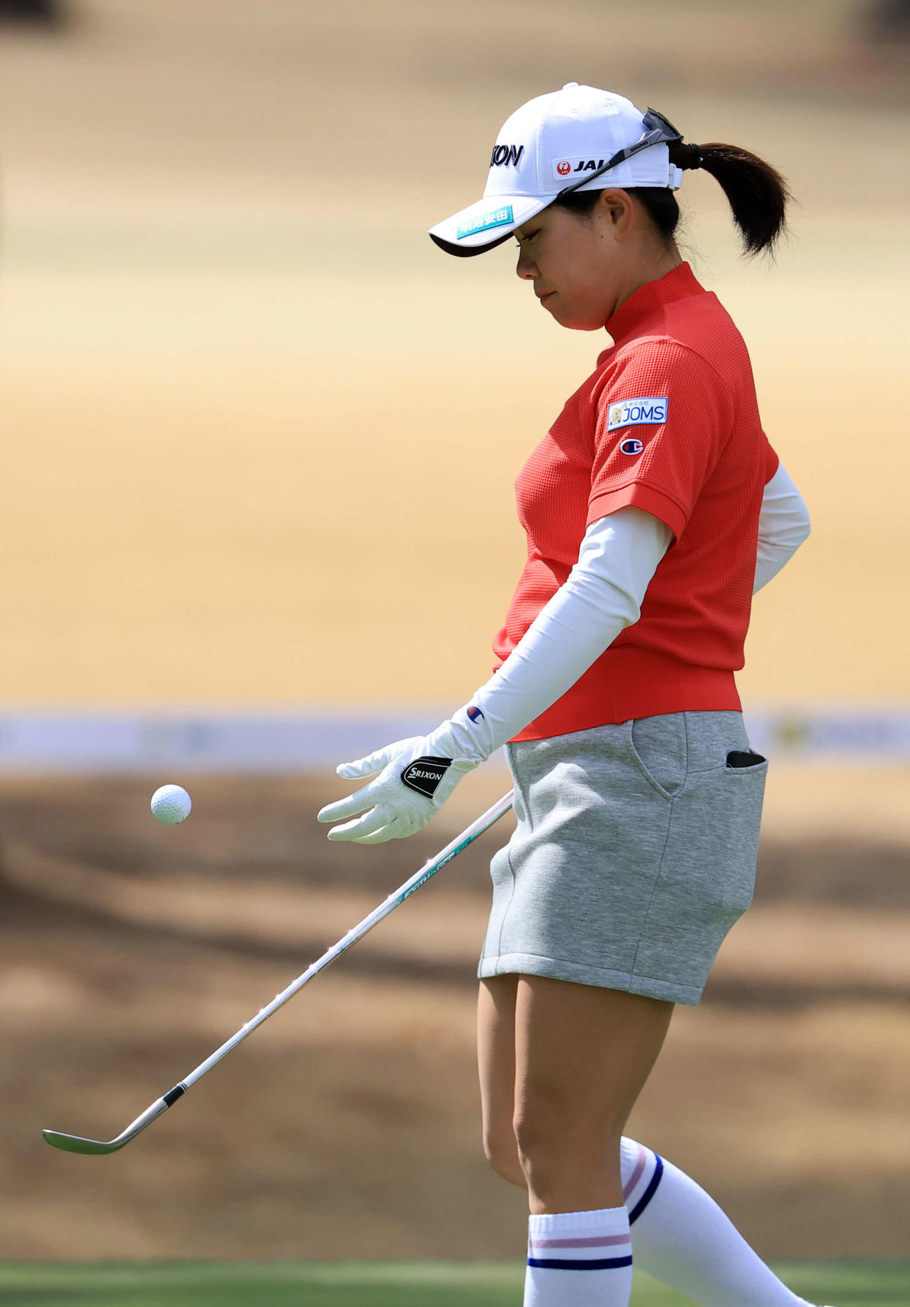 練習日　グリーンでの練習中、パターでボールをリフティングする勝みなみ（撮影・浅見桂子）