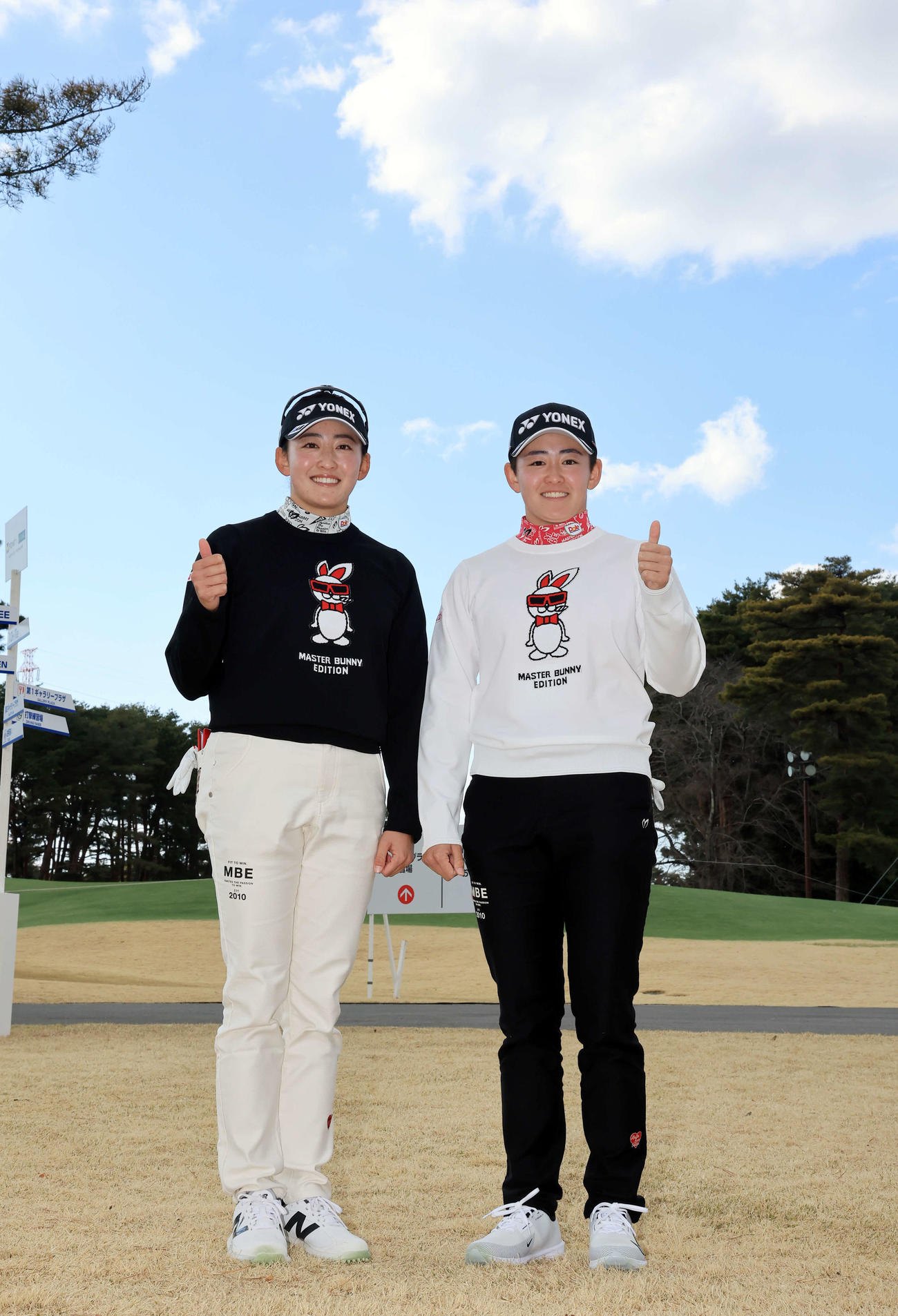 練習日　色違いのそろいの服でサムアップする岩井千怜（左）と岩井明愛（撮影・浅見桂子）