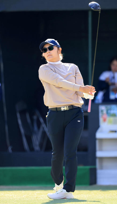 初日　1番、ティーショットを放つ藤田（撮影・浅見桂子）