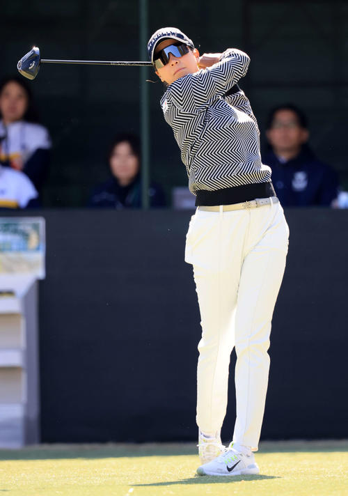初日　1番、ティーショットを放つ木戸（撮影・浅見桂子）