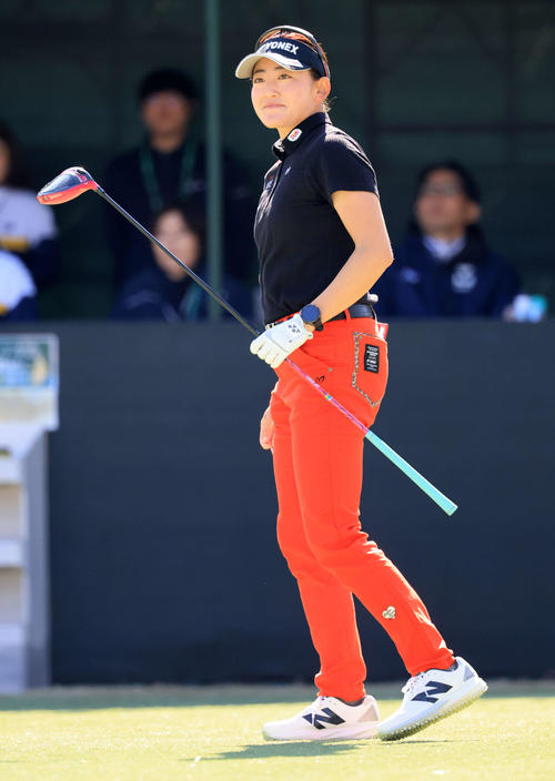 初日　1番、ティーショットを放つ岩井千（撮影・浅見桂子）