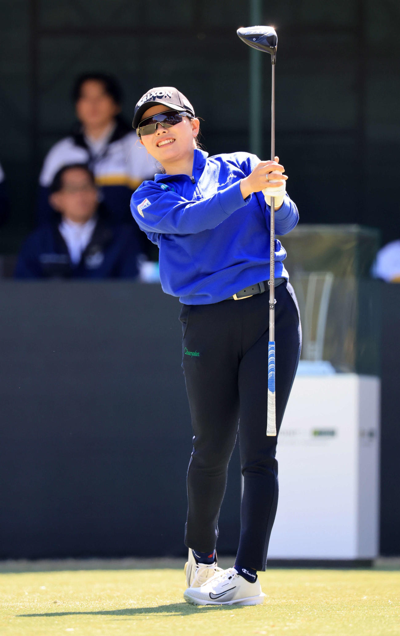 初日　1番、ティーショットを放つ勝（撮影・浅見桂子）