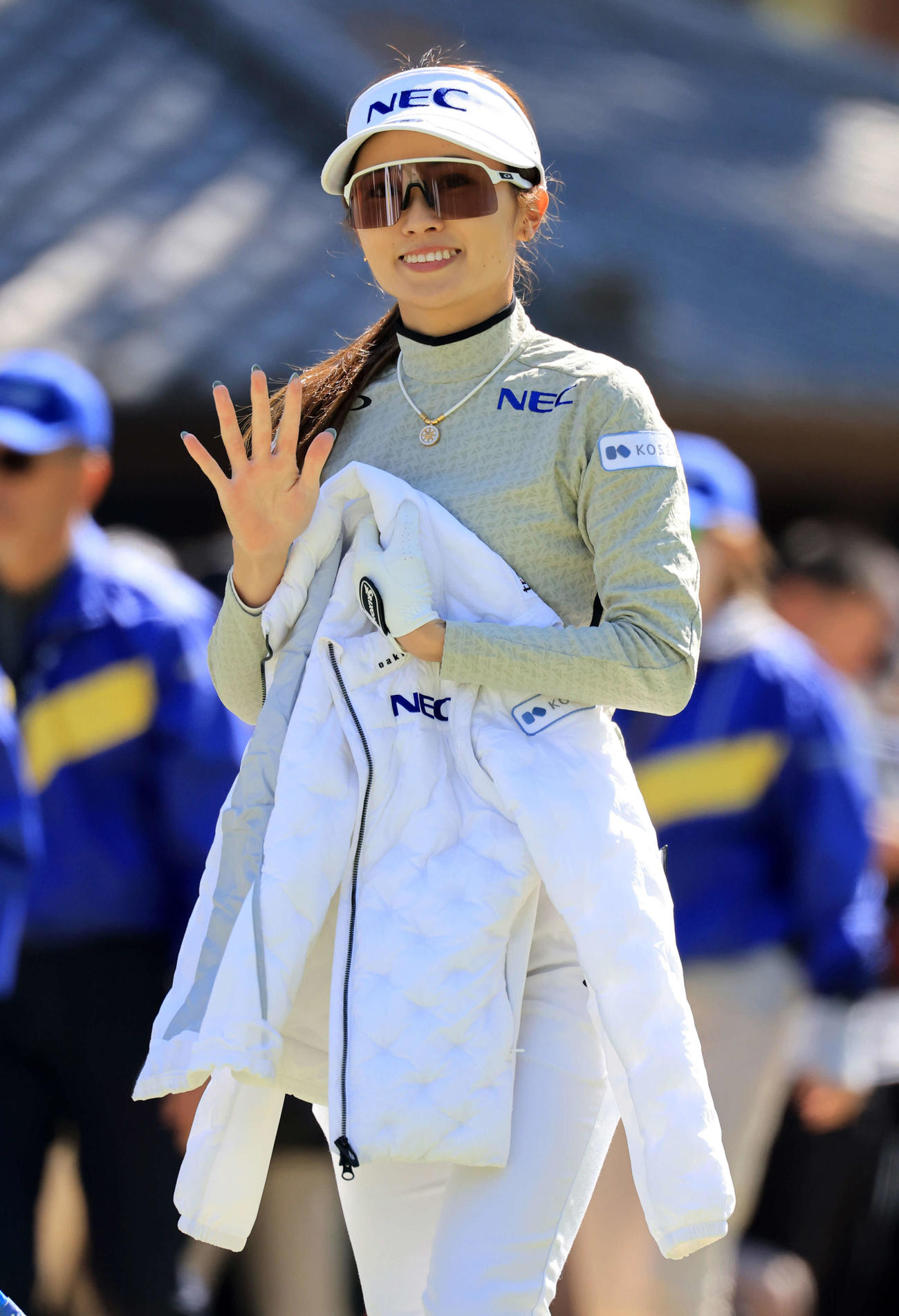 初日　1番、ティーショットを放ちてを振る安田祐（撮影・浅見桂子）