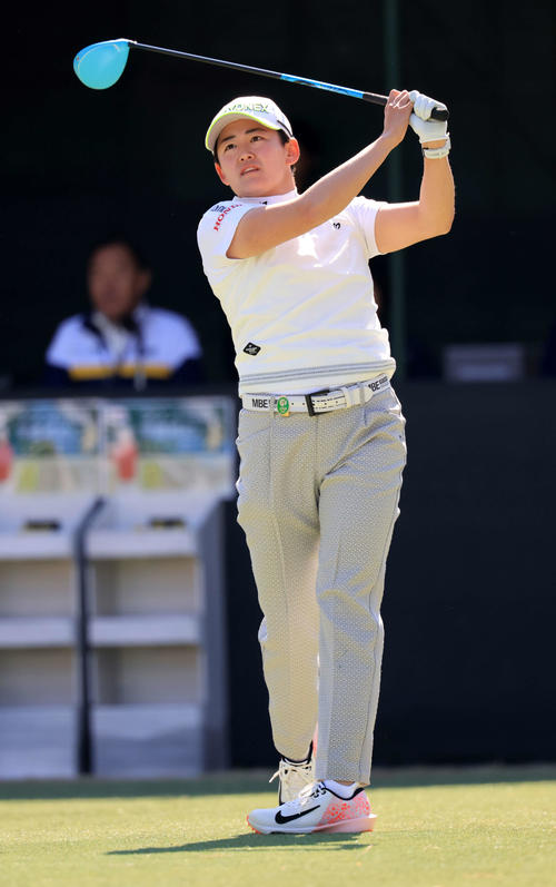 初日　1番、ティーショットを放つ岩井明（撮影・浅見桂子）