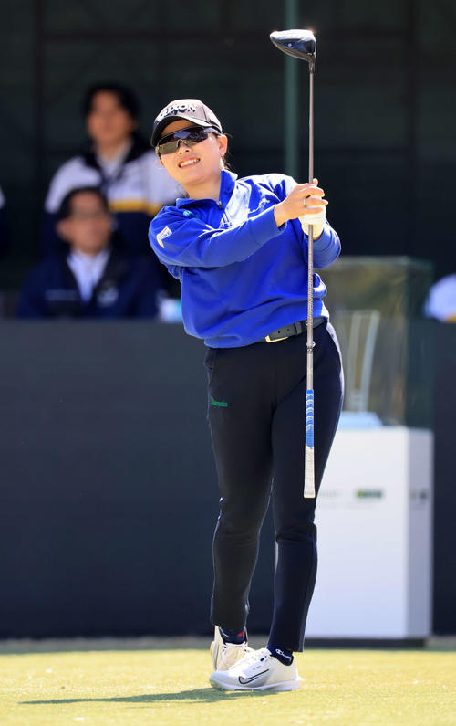 初日　1番、ティーショットを放つ勝（撮影・浅見桂子）