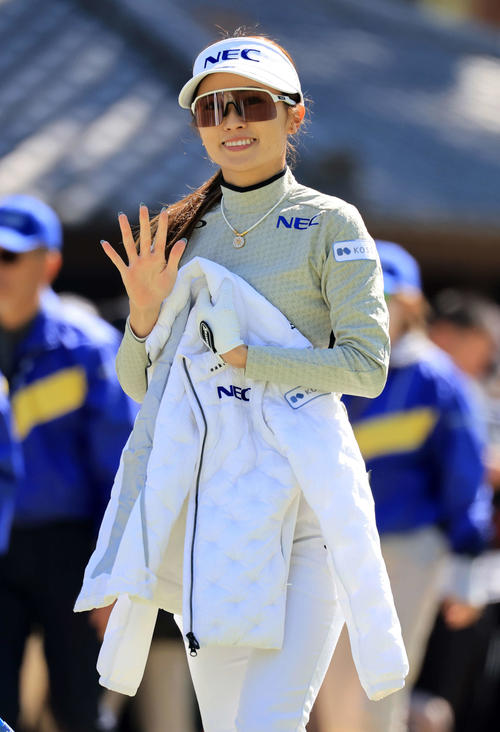 初日　1番、ティーショットを放ちてを振る安田祐（撮影・浅見桂子）