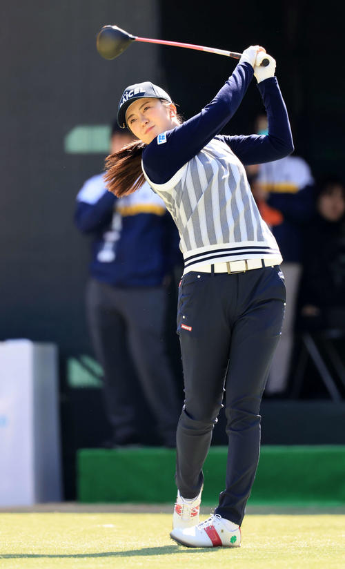 初日　1番、ティーショットを放つ堀（撮影・浅見桂子）