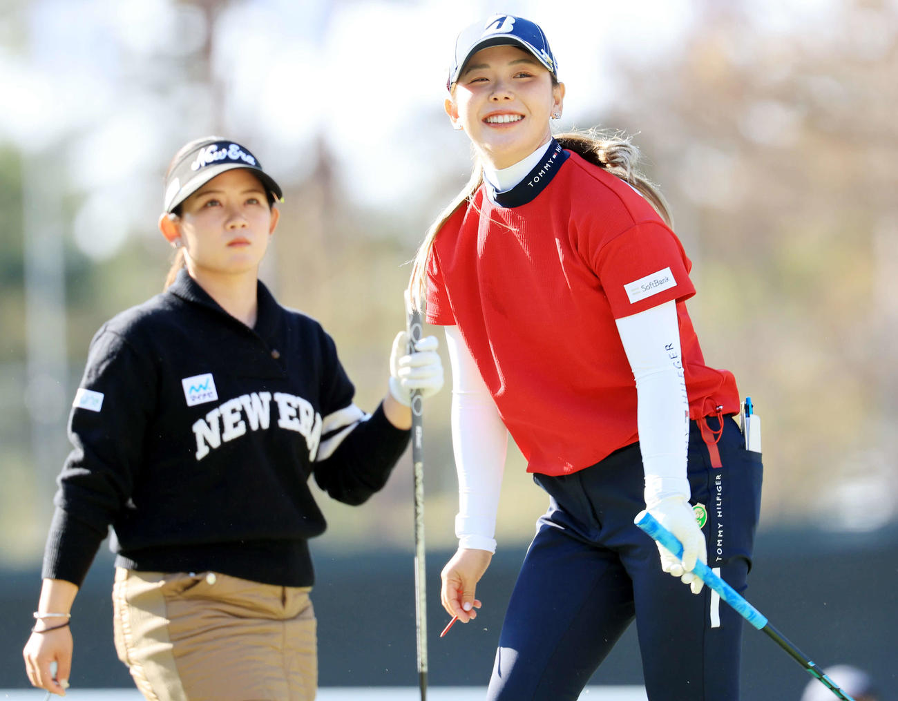 初日の17番、ティーショットを放ち笑顔の吉田優（右）。左は吉本ひ（撮影・浅見桂子）