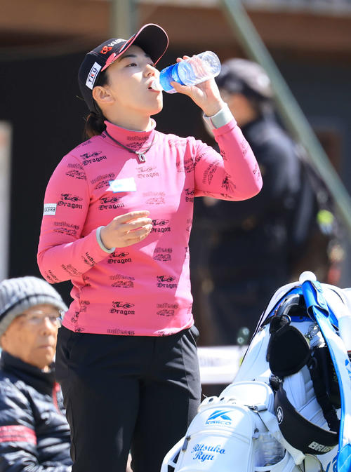 初日　1番、ティーで水を飲む笠（撮影・浅見桂子）