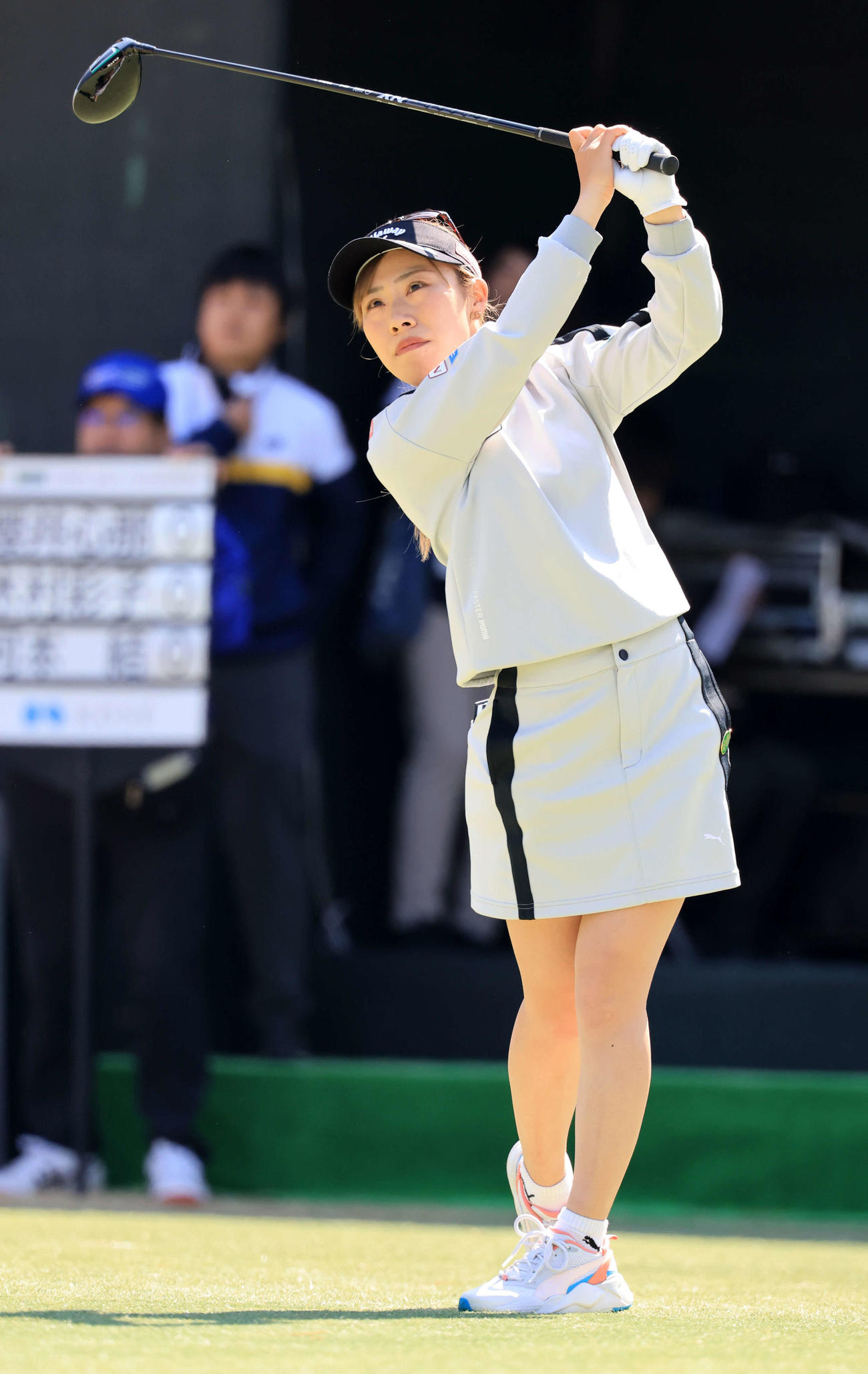初日　1番、ティーショットを放つ木村（撮影・浅見桂子）