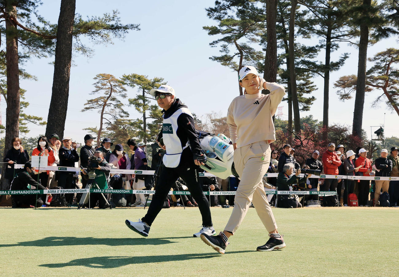 初日　1番ティーを終え、笑顔で歩き出す渋野（撮影・浅見桂子）