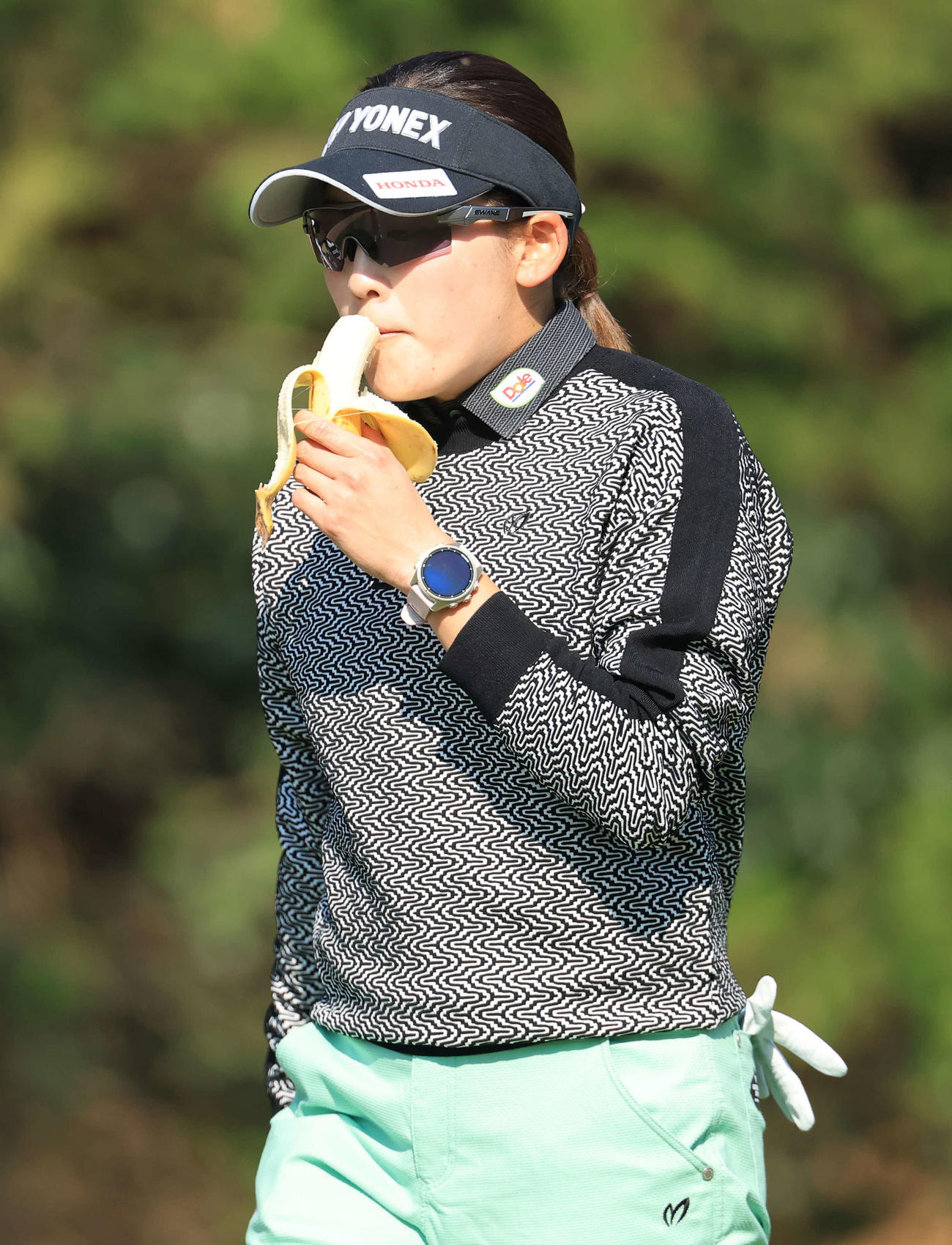4番、バナナを食べる岩井千怜（撮影・浅見桂子）