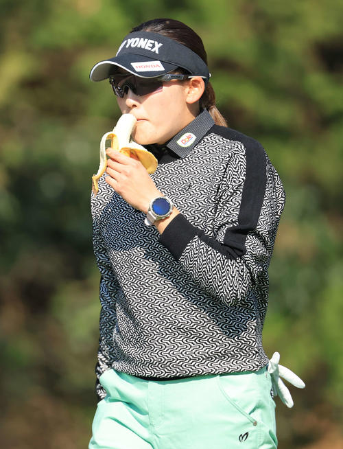 4番、バナナを食べる岩井千怜（撮影・浅見桂子）