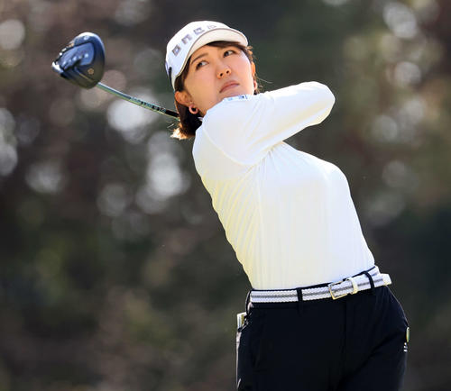 5番、ティーショットを放つ権藤（撮影・浅見桂子）