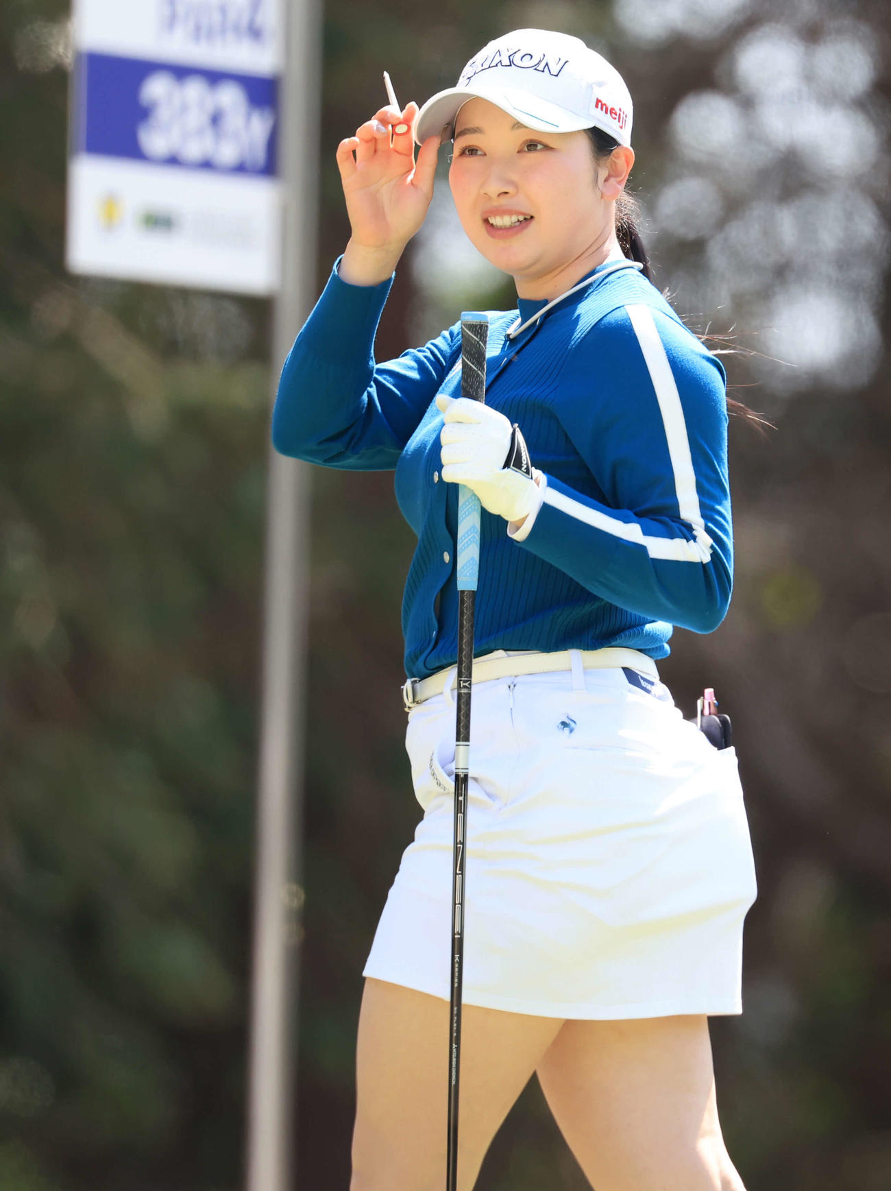 5番、ティーショットを放ち笑顔の小祝（撮影・浅見桂子）