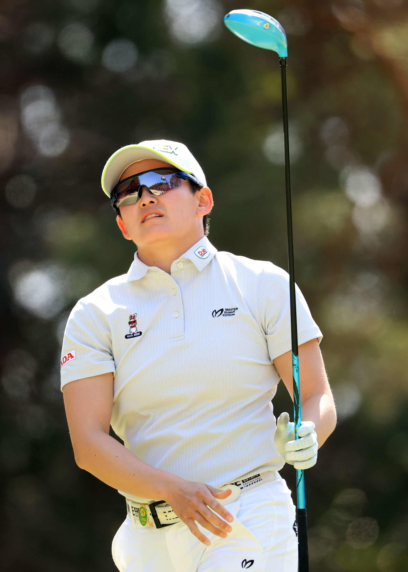 5番、ティーショットを放つ岩井明愛（撮影・浅見桂子）