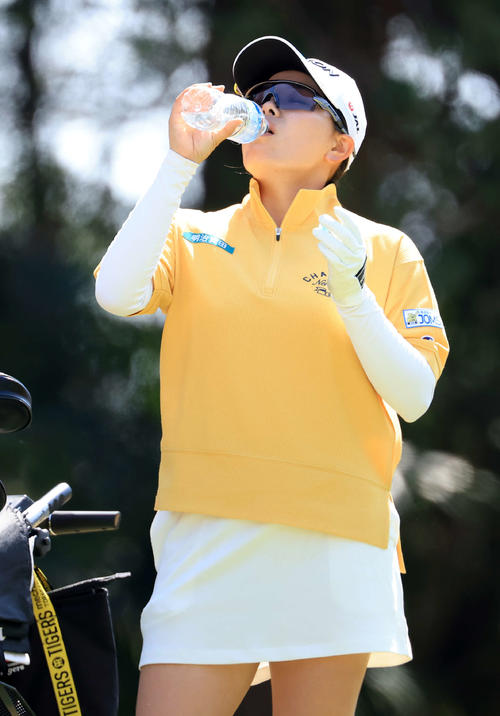 5番、水を飲む勝（撮影・浅見桂子）