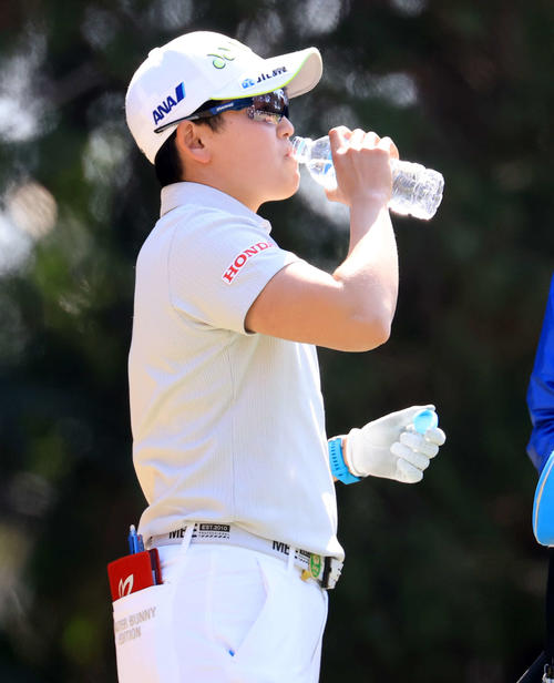 5番、ティーで水を飲む岩井明愛（撮影・浅見桂子）
