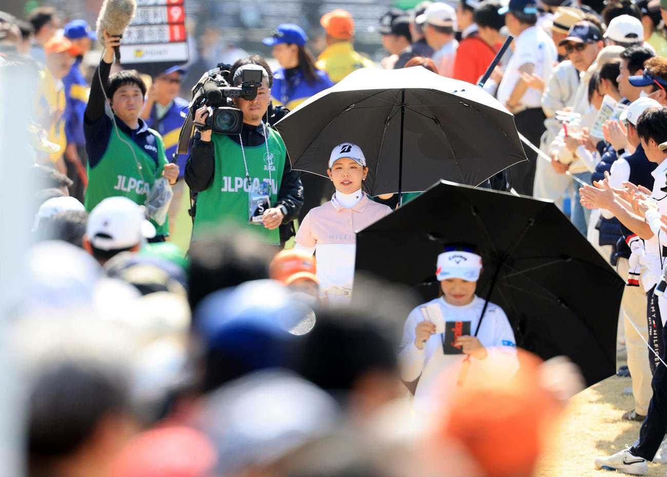 9番を終え、ギャラリーの中を引き揚げる吉田優利（撮影・浅見桂子）