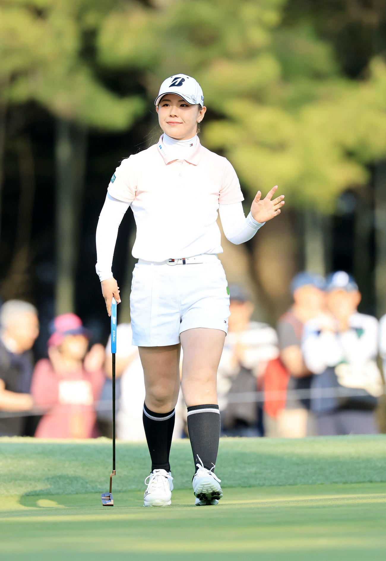 第2日　15番、バーディーを決めギャラリーの声援に手を振る吉田優（撮影・浅見桂子）