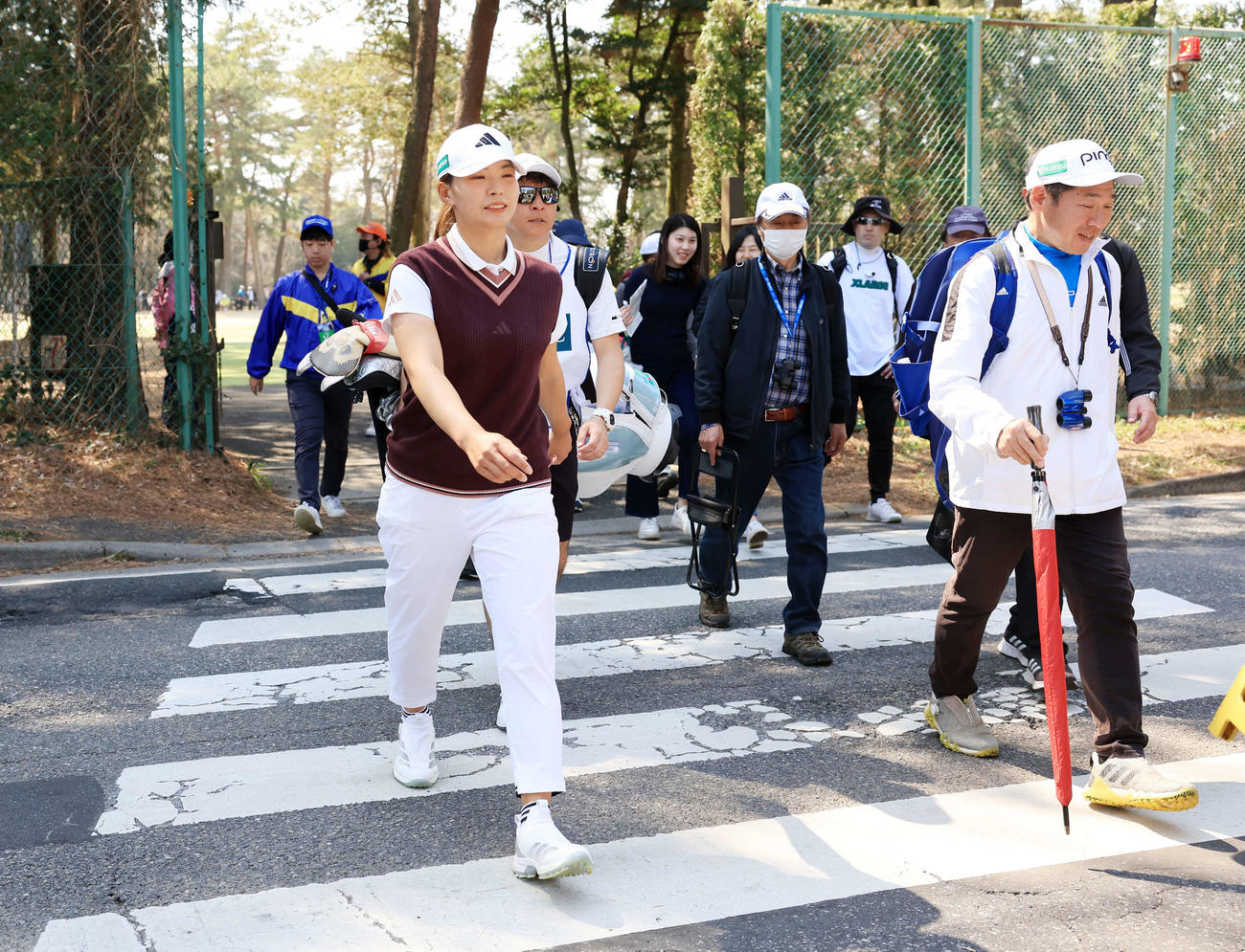第2日　ギャラリーと横断歩道を渡って6番に向かう渋野（撮影・浅見桂子）