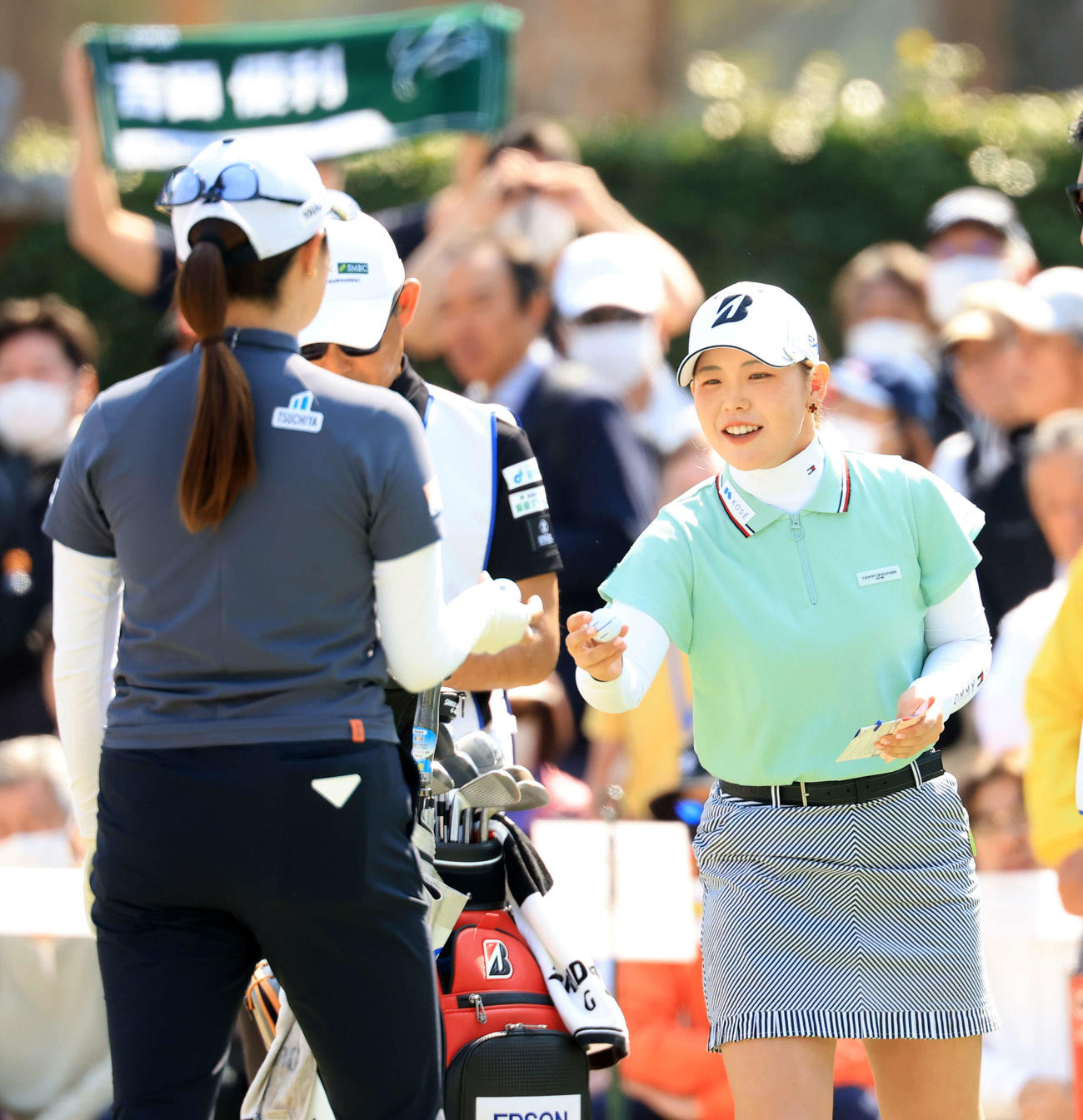 最終日　1番、ティーで大里（手前）とボールを確認する吉田優（撮影・浅見桂子）