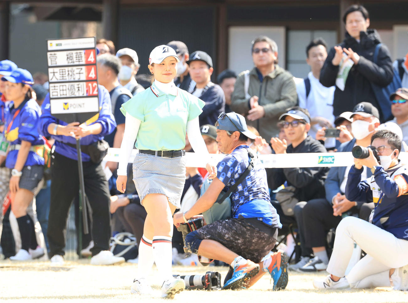 最終日　ギャラリーの拍手の中、1番ティーに向かう吉田優（撮影・浅見桂子）