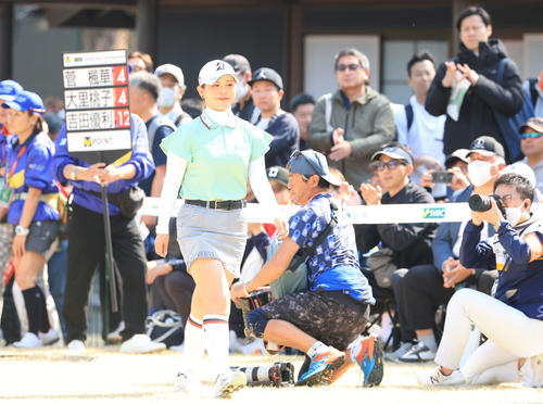 最終日 ギャラリーの拍手の中、1番ティーに向かう吉田優(撮影・浅見桂子)