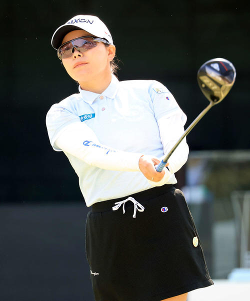最終日 1番、ティーショットを放つ勝(撮影・浅見桂子)