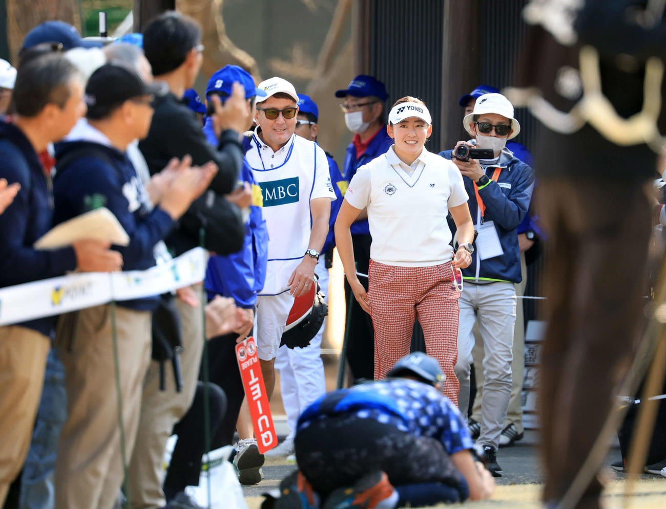 最終日　1番、ティーに向かう岩井千（撮影・浅見桂子）