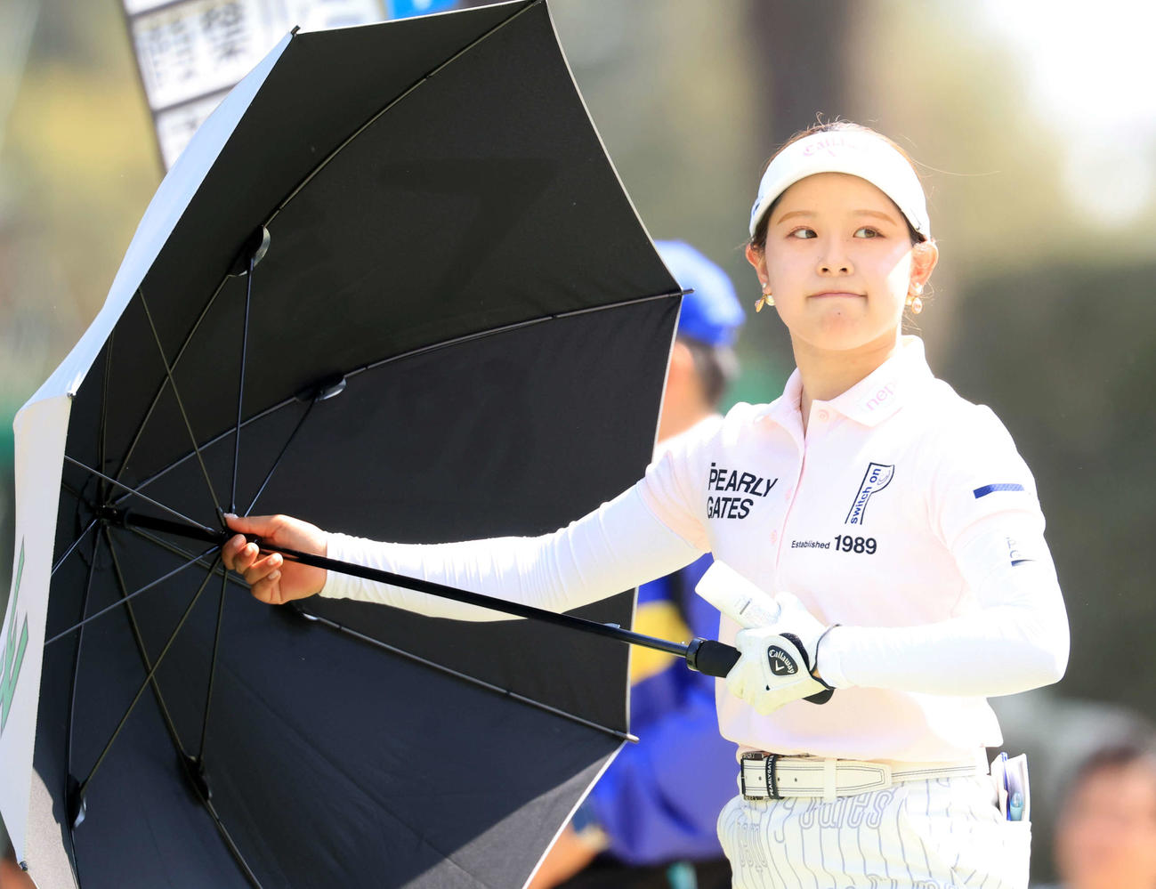 最終日　1番、ティーショットを放ち歩き出す吉田鈴（撮影・浅見桂子）
